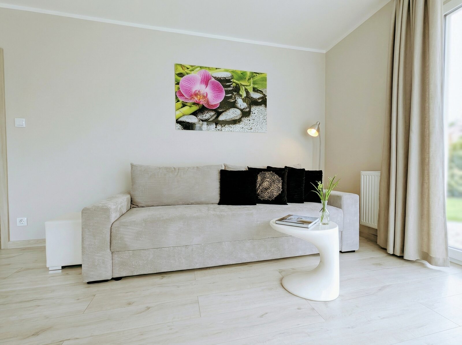 Jasna sofa w salonie