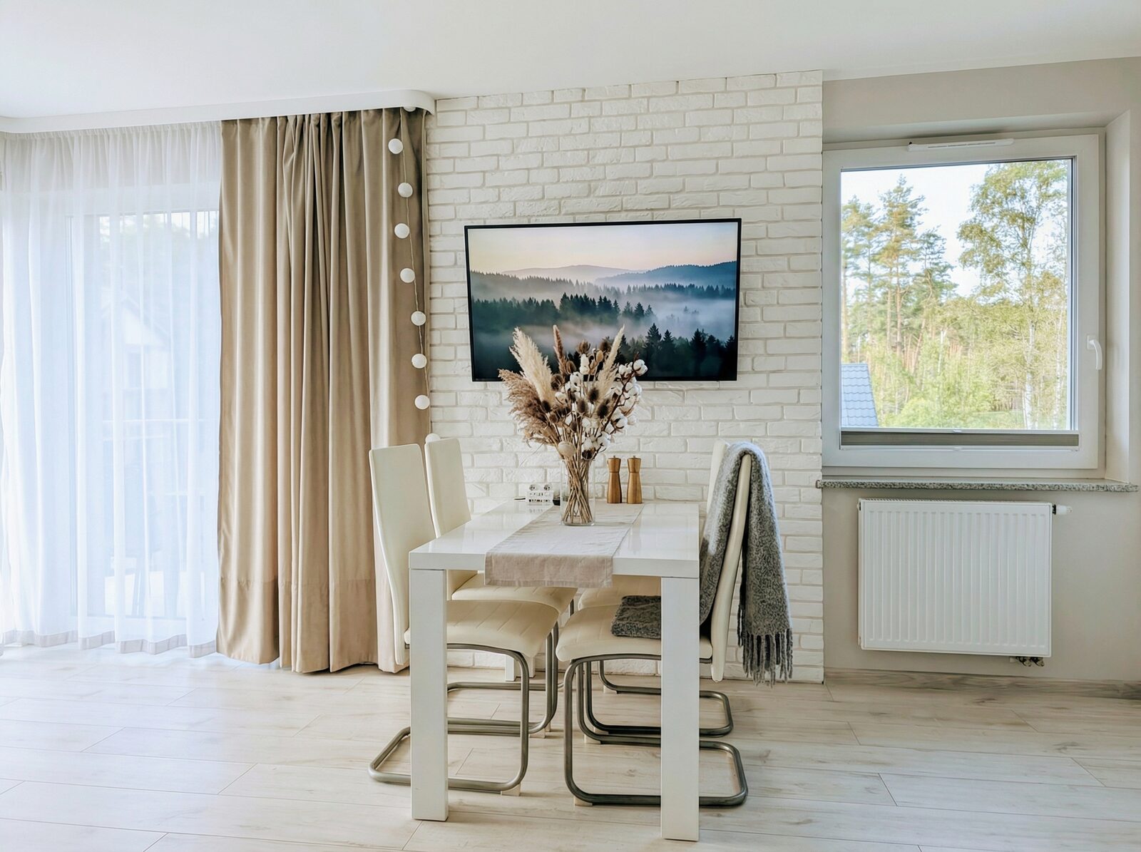 Deluxe Suite — jadalnia przy oknie z widokiem na zieleń
