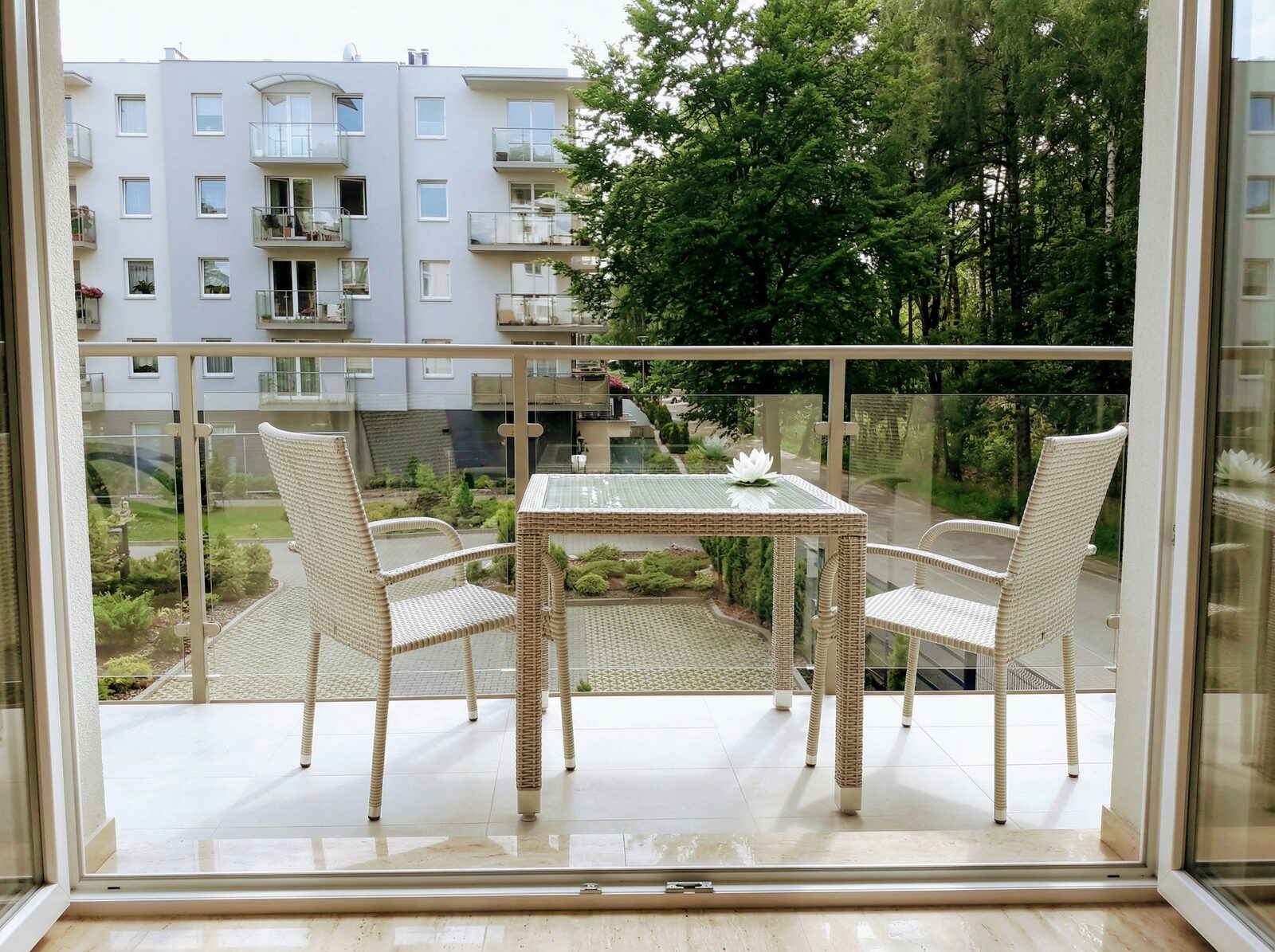 Balkon ze stolikiem śniadaniowym
