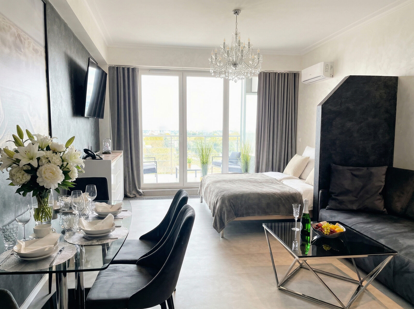 Royal Suite — elegancki salon z żyrandolem i dekoracyjną ścianą