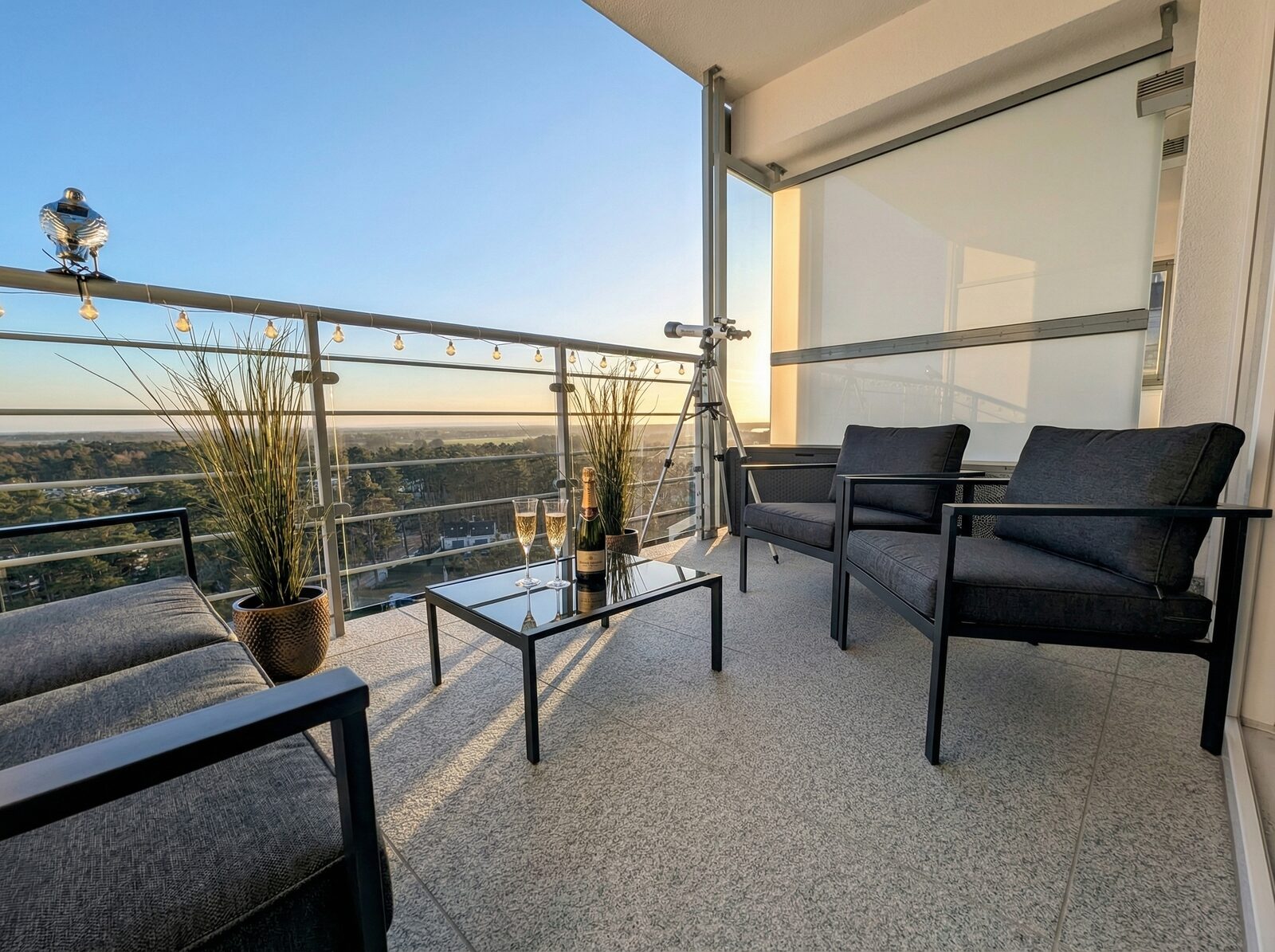 Balkon z meblami wypoczynkowymi i widokiem