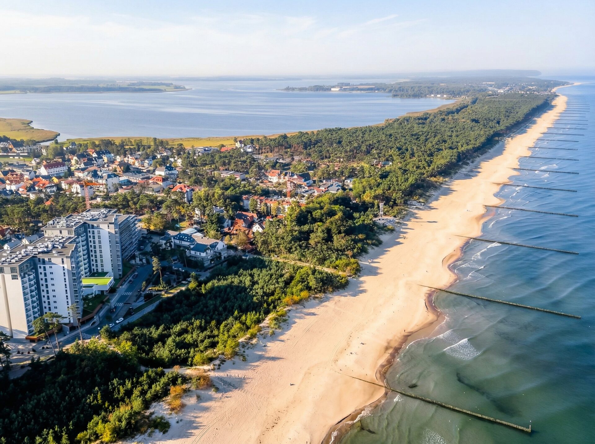 Dziwnówek — wybrzeże, plaża i zalew z lotu ptaka